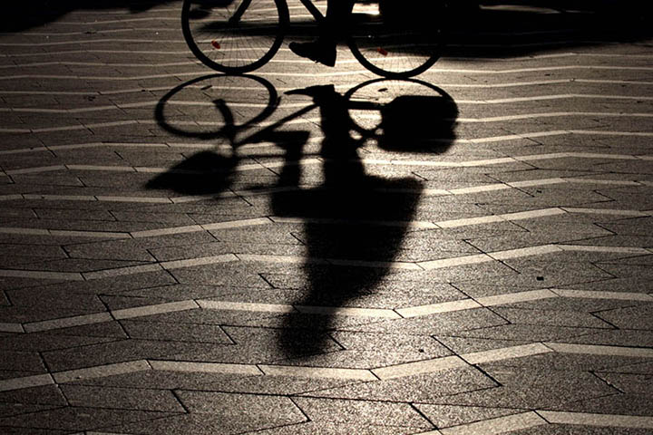 Sombra de ciclista en las calles de copenhague