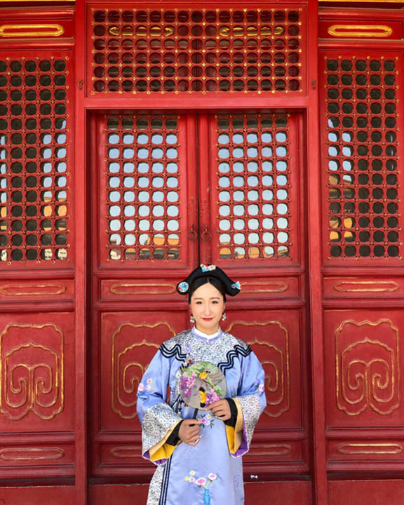mujer con traje tradicional chino