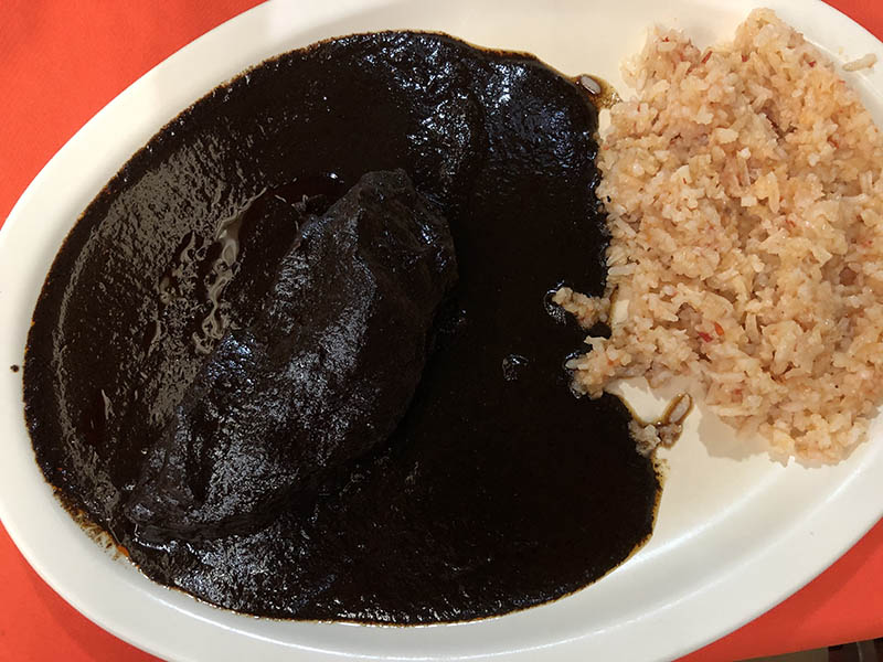 plato de mole oaxaqueño