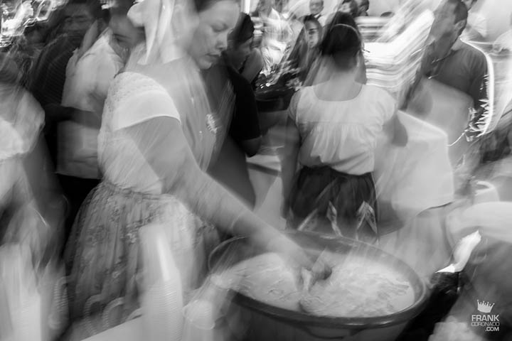 mujeres sirviendo agua