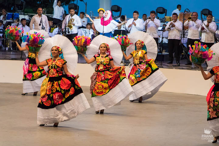 mujeres istmeñas en la guelaguetza