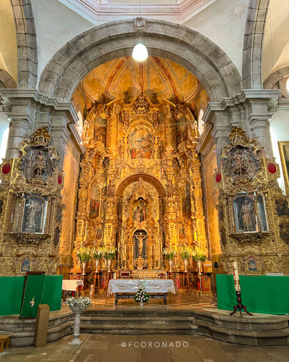 retablo dorado de templo en oaxaca