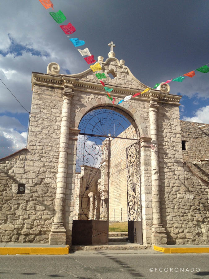 entrada a tem plo con arco y banderas de colores