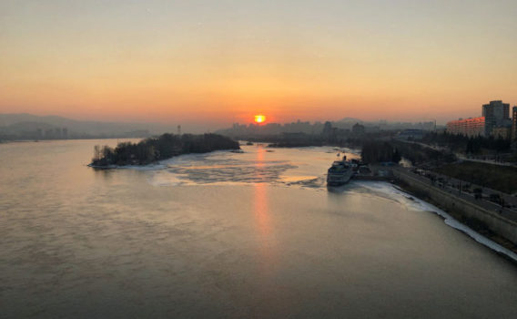 Atardecer en krasnoyarsk junto al rio