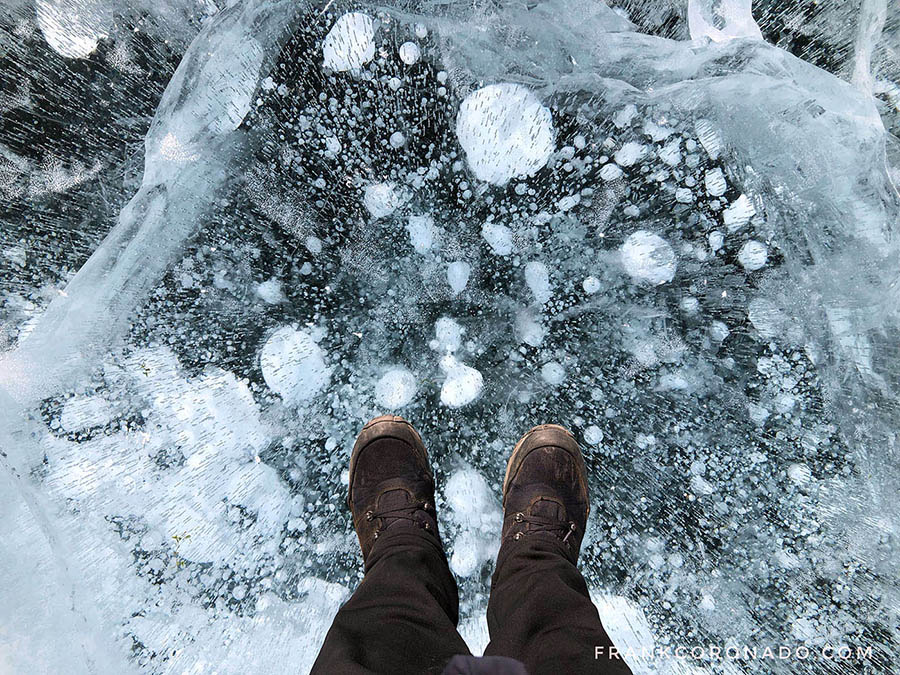 pies sobre lago congelado