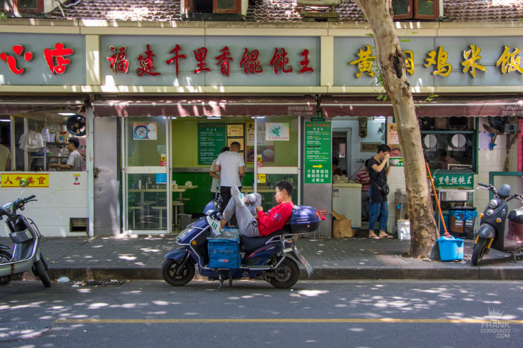 motociclista en shanghai