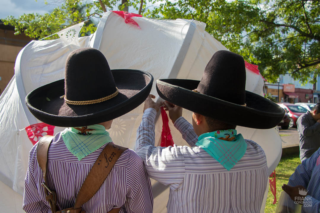 hombres con sombrero en guelaguetza