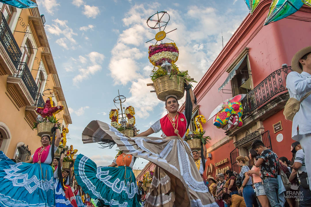 mujeres oaxaqueñas bailando