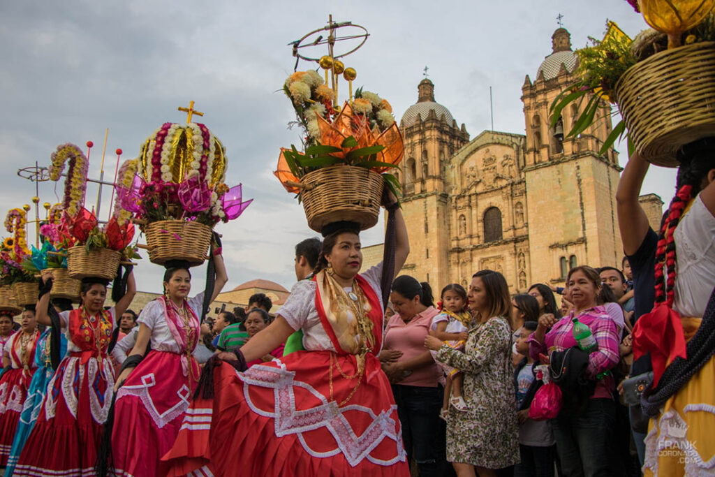 Mujeres de Oaxaca con canasta