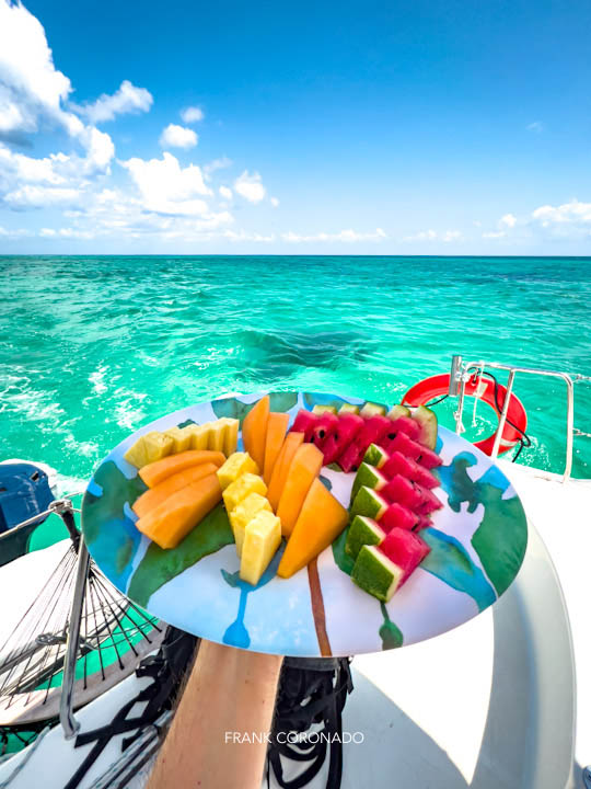 fruta fresca en catamaran