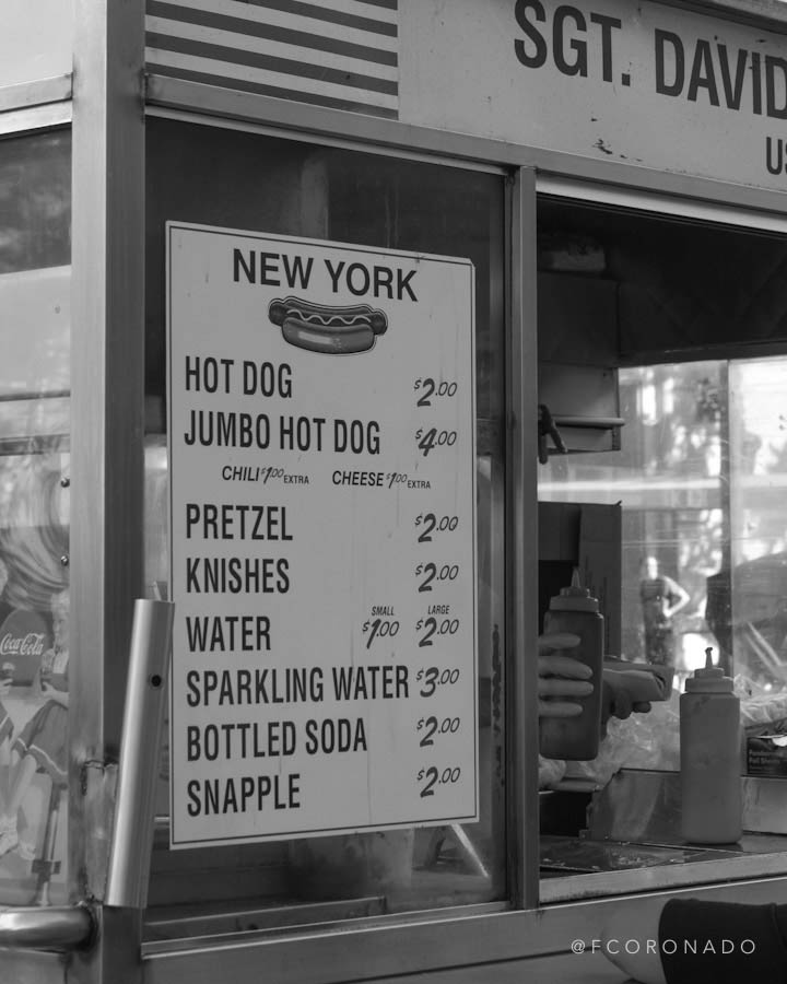 ouesto de hot dogs en NYC