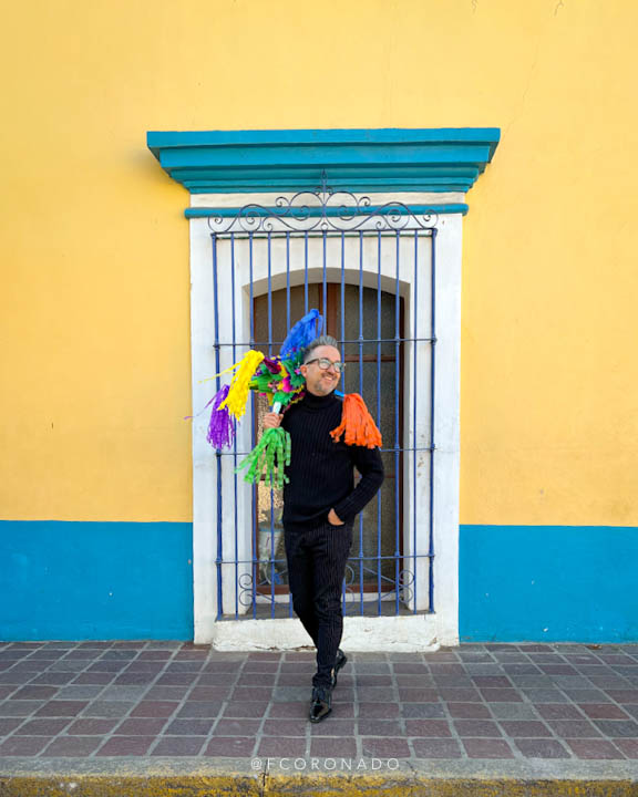 hombre con piñata en oaxaca