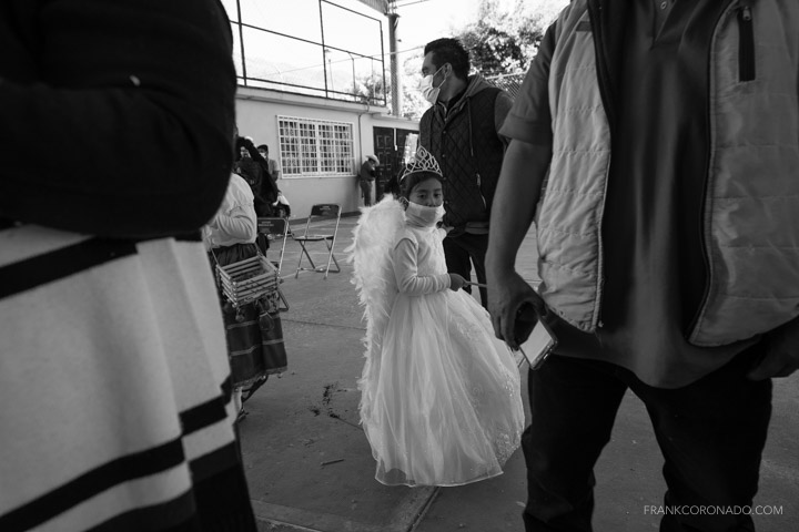 niña vestida de angel con cubrebocas