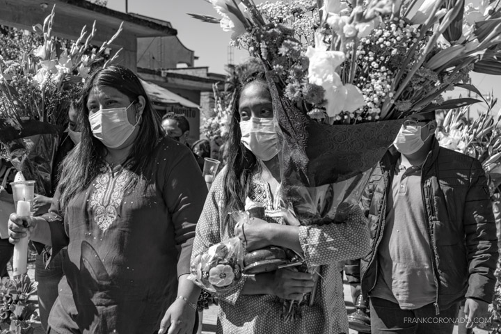 mujeres en la procesion