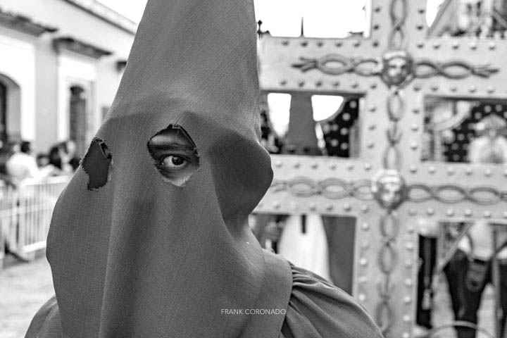 encapuchado durante la procesion del silencio en oaxaca