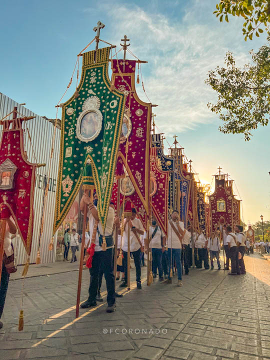 estandartes y reliquias en procesion durante la semana santa de oaxaca