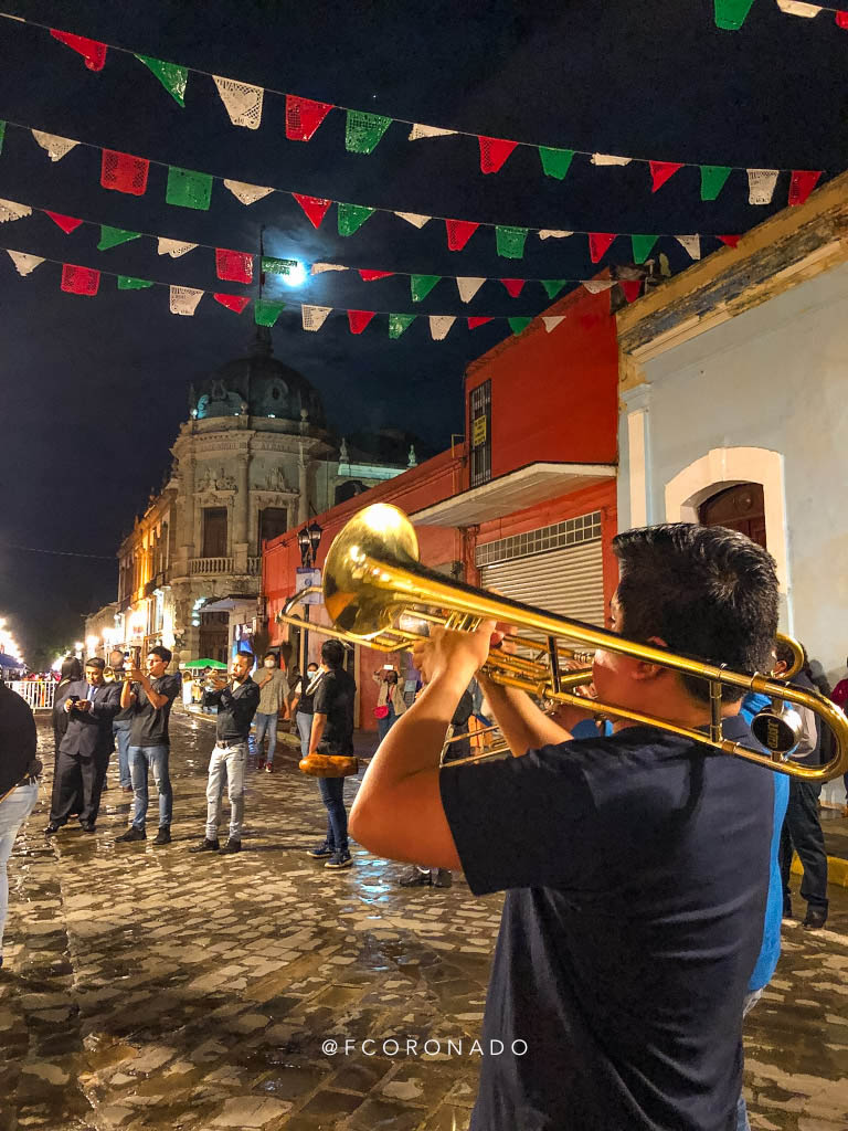 hombre tocando la trompeta en Oaxaca