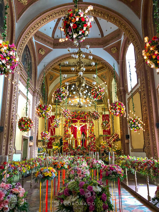 decoracion de flores en capilla