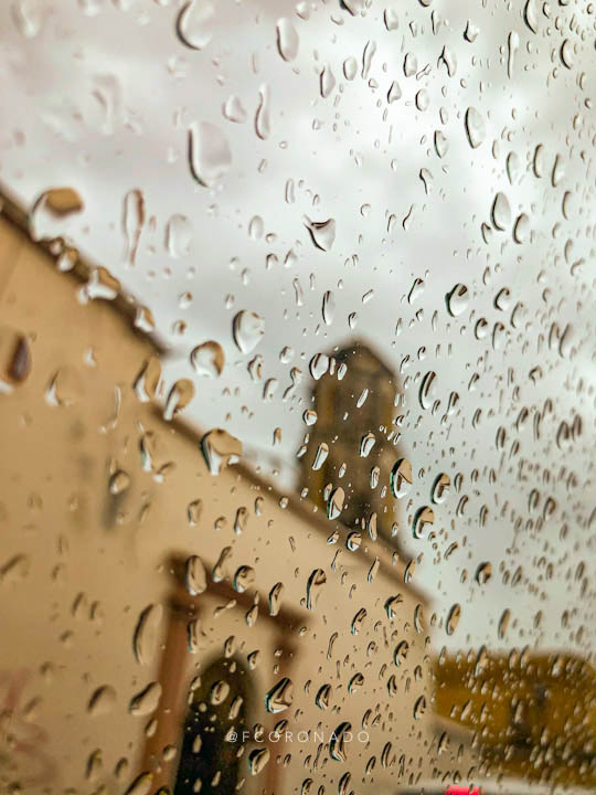 gotas de lluvia en cristal