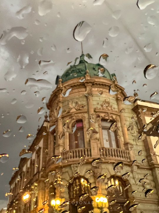 gotas de lluvia con el teatro macedonio alcala de fondo