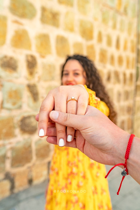 mujer con anillo de compromiso