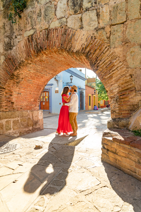 pareja besandose en oaxaca