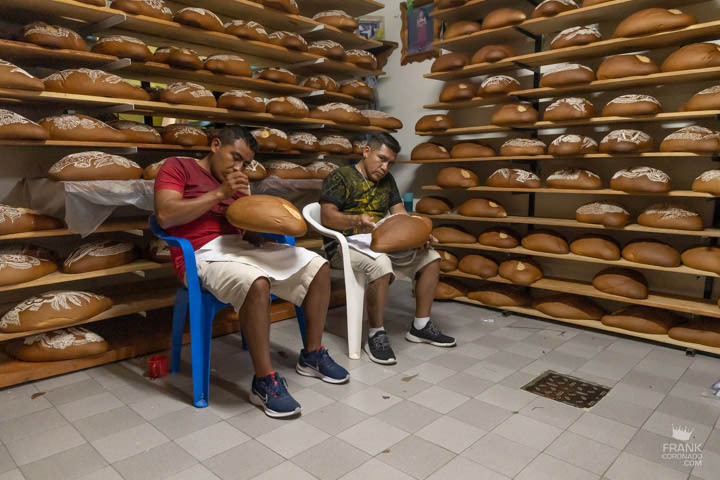 personas decprando el pan de muerto de mitla