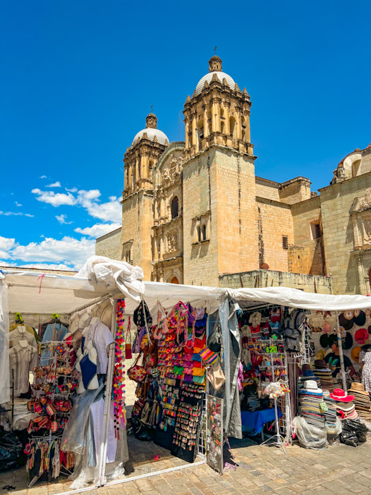 puestos de vendedores ambulantes afuera de santo domingo