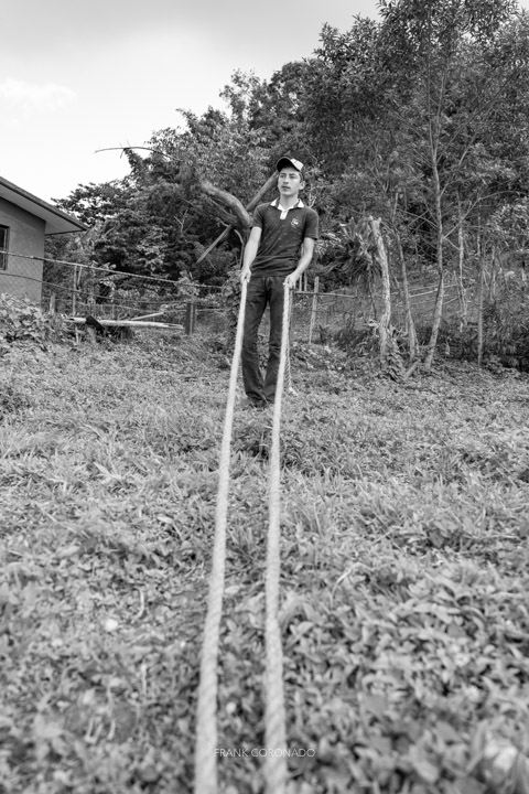 alistando las cuerdas para la danza de los voladores