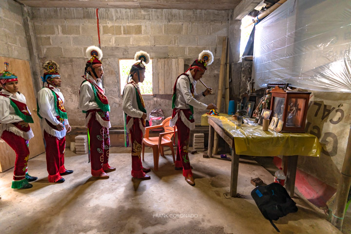 danzantes frente a altar previo al vuelo