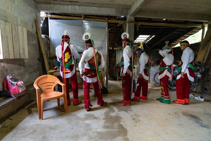 jovenes danzantes parados frente a ul altar previo a la danza de los voladores