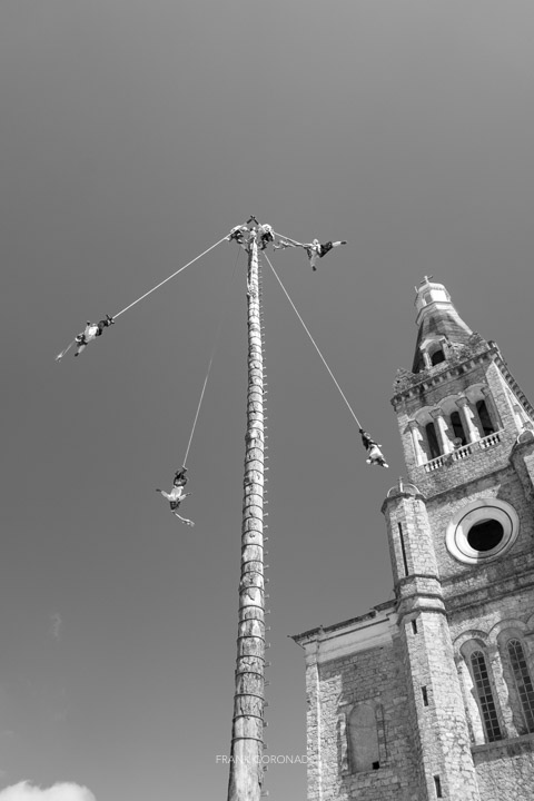 Voladores bajando