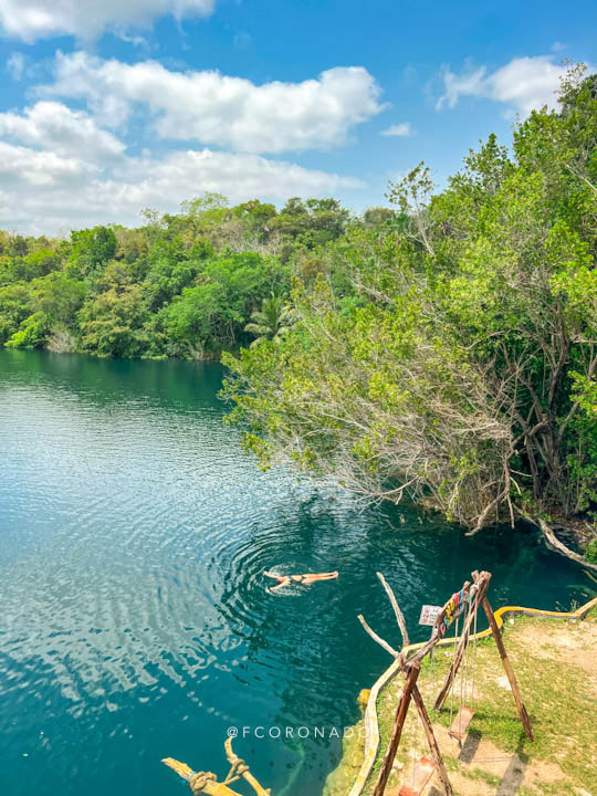 nadar en el cenote azul