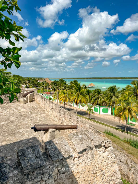 fuerte de bacalar con vista a la laguna