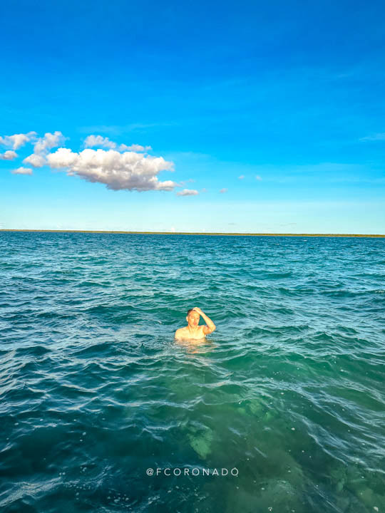 nadar en la laguna de bacalar