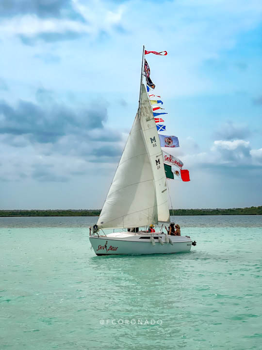 tour en velero por la laguna de bacalar