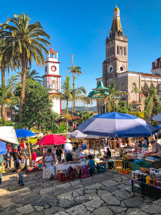 productores y artesanos en el domingo de plaza de cuetzalan