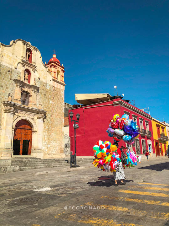 mujer vendedora de globos en el andador turistico de oaxaca