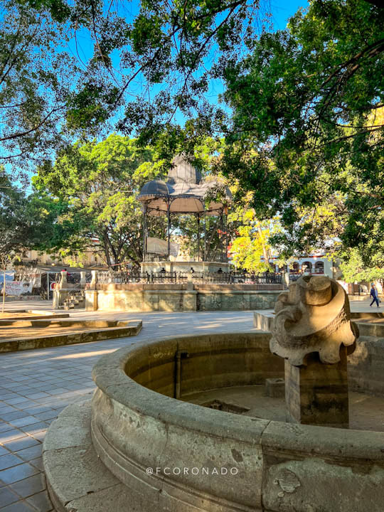 fuente y kiosko del zocalo de oaxaca