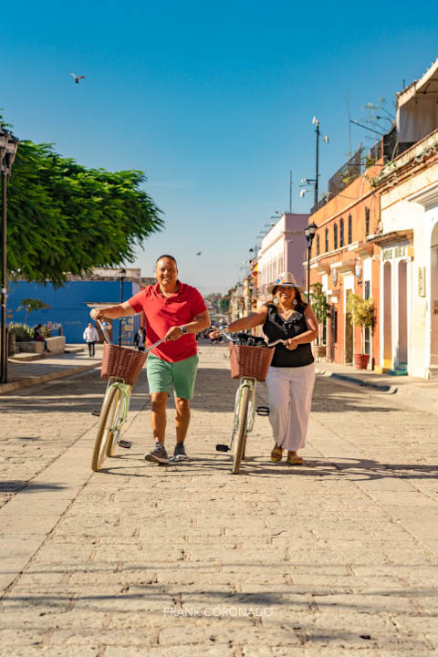 una pareja de adultos en la ciudad de Oaxaca haciendose una sesion de fotos