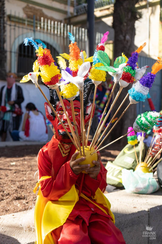 niño disfrazado de diablo en carnaval de zaachila