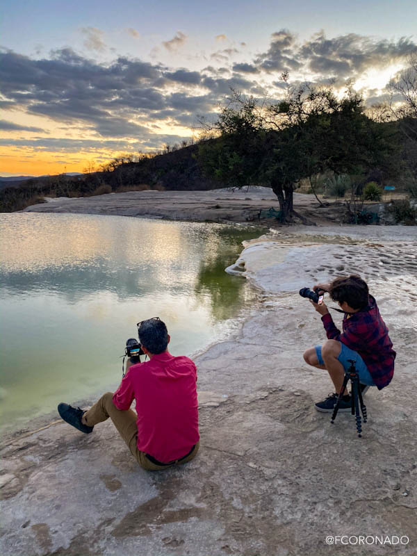 dos personas haciendo fotos en Hierve el Agua