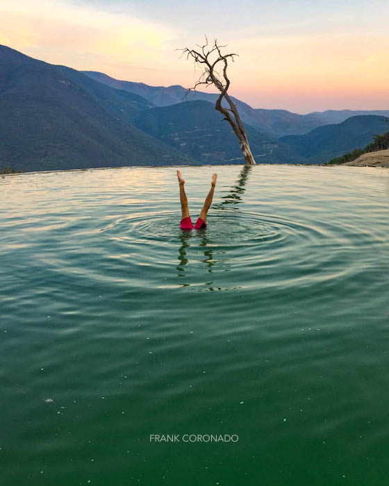 persona nadando en Hierve el agua oaxaca