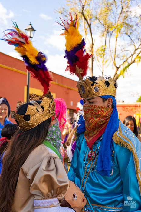 jovenes vestidos para carnaval en la ciudad de Oaxaca