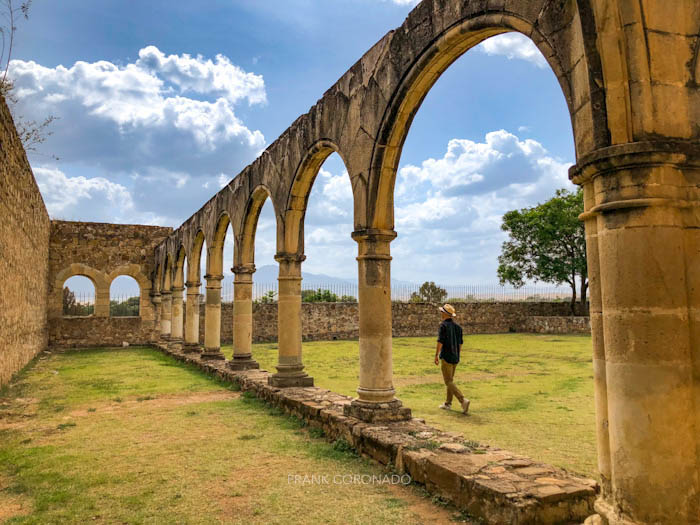 hombre caminando en cuilapam de guerrero oaxaca