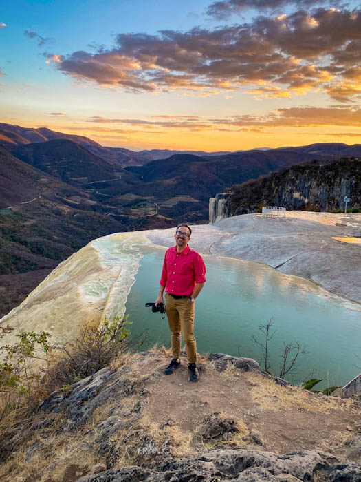 hombre en hierve el agua durante la puesta de sol