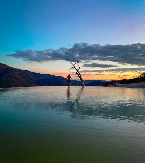 hombre al atardecer en hierve el agua oaxaca