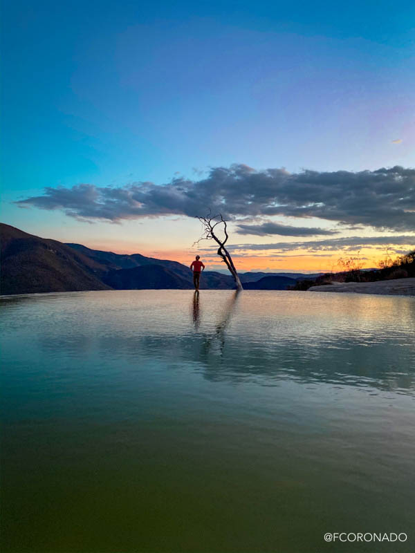 hombre al atardecer en hierve el agua oaxaca