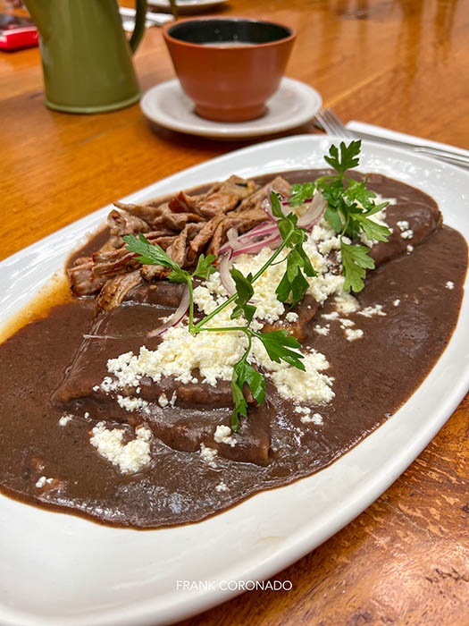 desayuno oaxaqueño de enfrijoladas con tasajo