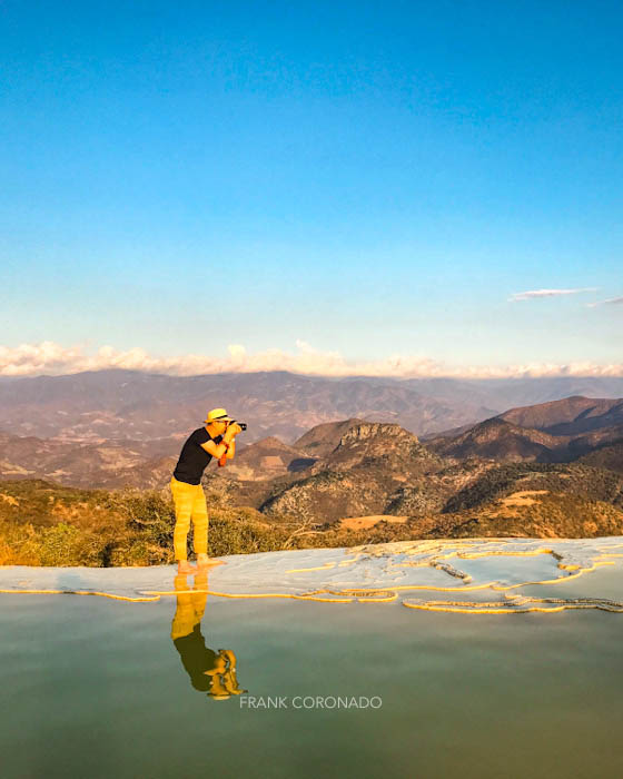 persona haciendo fotos en Hierve el Agua